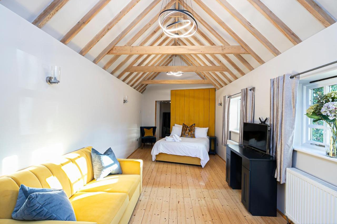 Pages Hotel And Guesthouse Harlow Exterior foto