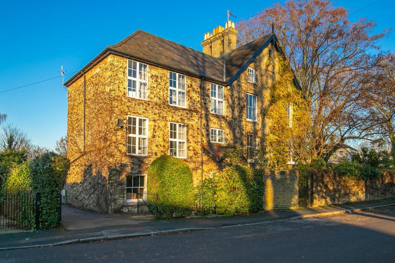 Pages Hotel And Guesthouse Harlow Exterior foto