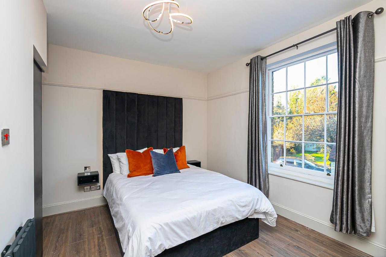 Pages Hotel And Guesthouse Harlow Exterior foto