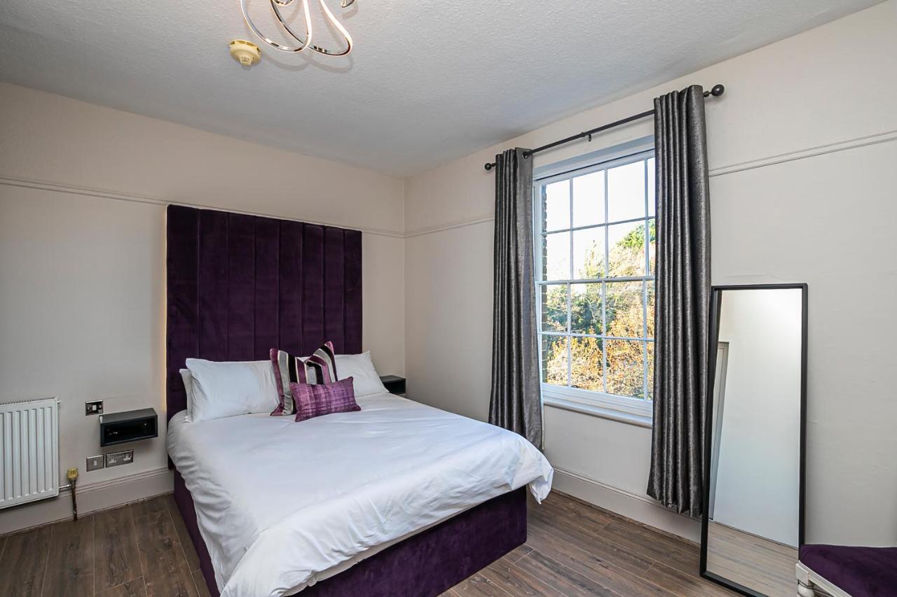 Pages Hotel And Guesthouse Harlow Exterior foto